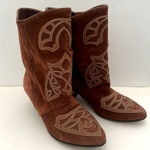 Sundance Short Suede Heeled Boots Stiched Leather Applique Design